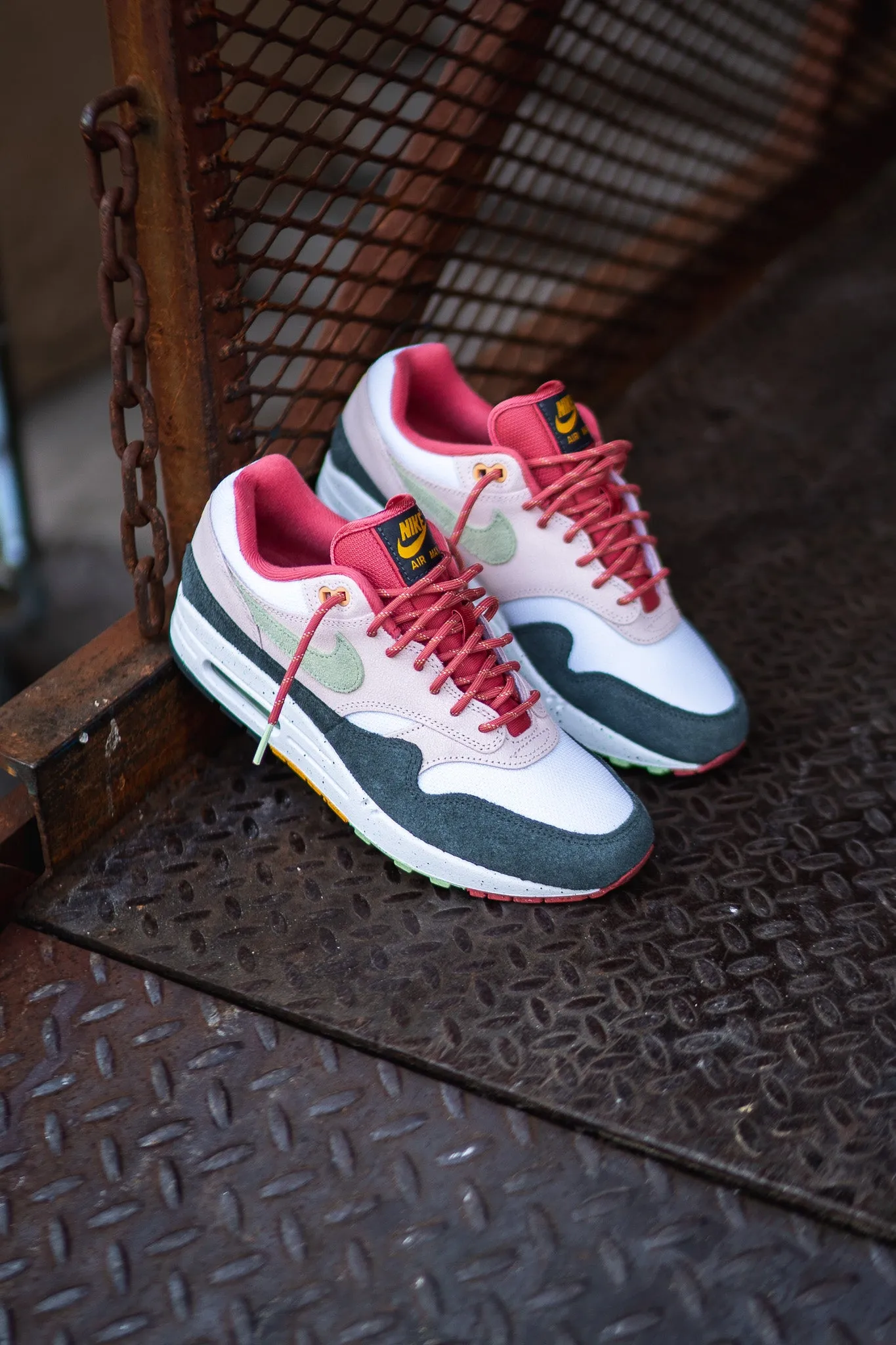 Mens Nike Air Max 1 (Light Soft Pink/Vapor Green)