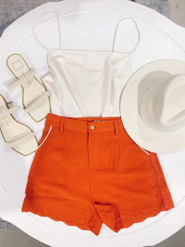 SCALLOPED SHORTS IN CORAL